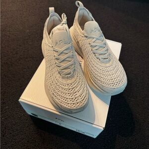 NWT APL Zipline harbor grey size 8 women’s